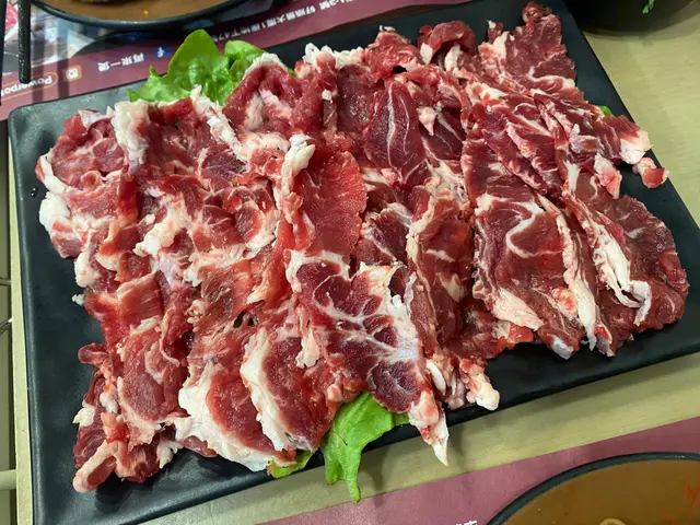 係新鮮手切牛肉，肉質鮮味濃，冇雪味，但略嫌厚身，要淥熟嘅時間較長，師傅可以切薄啲，分量較少，對比周邊的火鍋店，差不多價錢但份量明顯輸蝕，食肉獸可能要食多幾碟先夠。