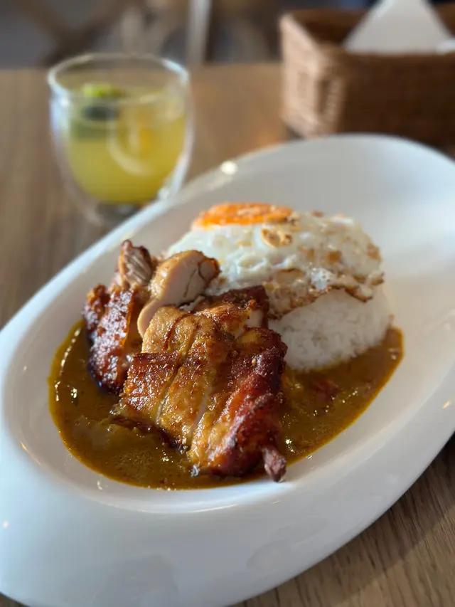 咖喱燒雞配煎蛋飯