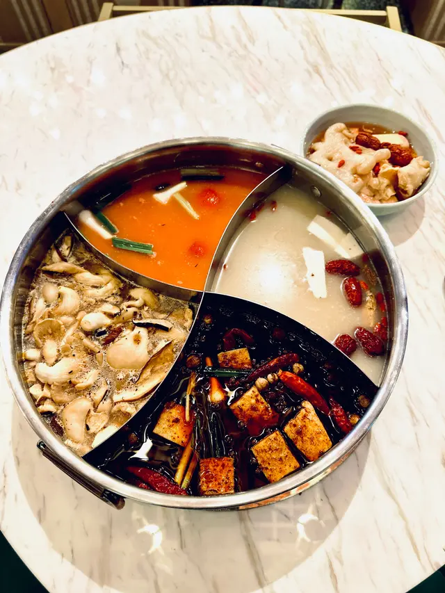 花月宮特色四格鍋