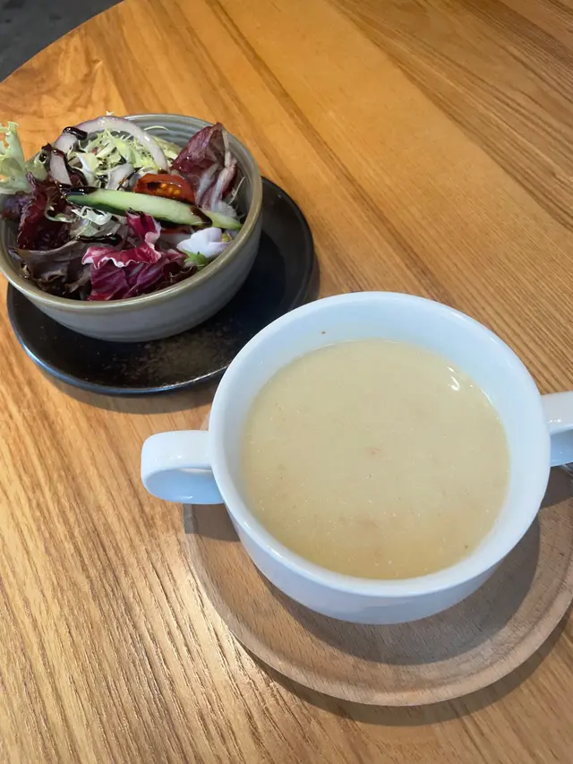 午餐餐湯，沙律