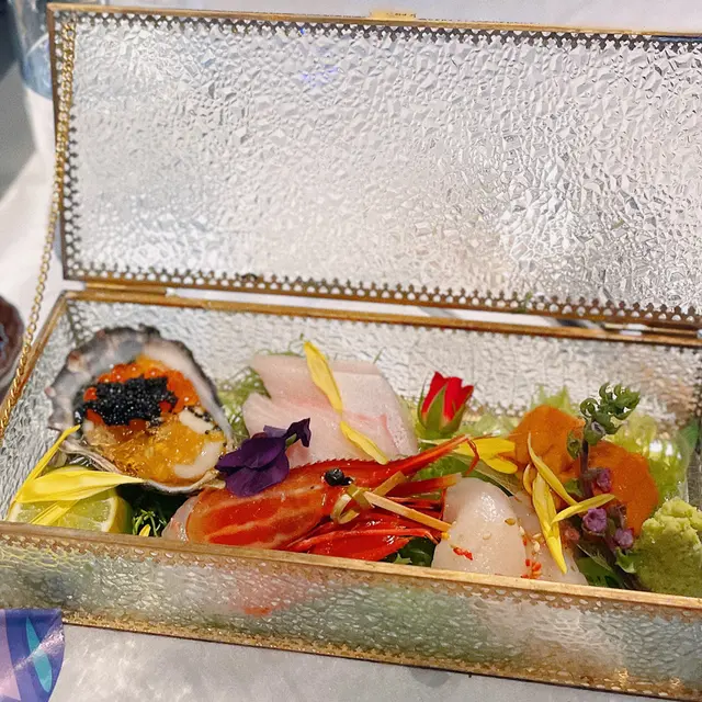 打開玻璃盒，會有蝴蝶飛岀嚟😝玻璃盒入面有五款時令刺身，每次都唔同㗎😳全部都好新鮮，不過最正就係生蠔🦪入口滑溜，仲有topping豐富口感！