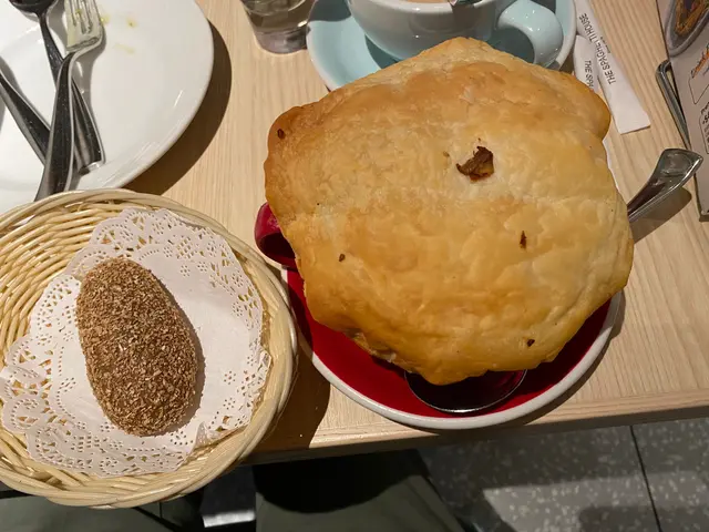 湯🥣加$15，酥皮加$18，酥皮新鮮熱辣辣正，好鬆化，磨菇湯好足料，正