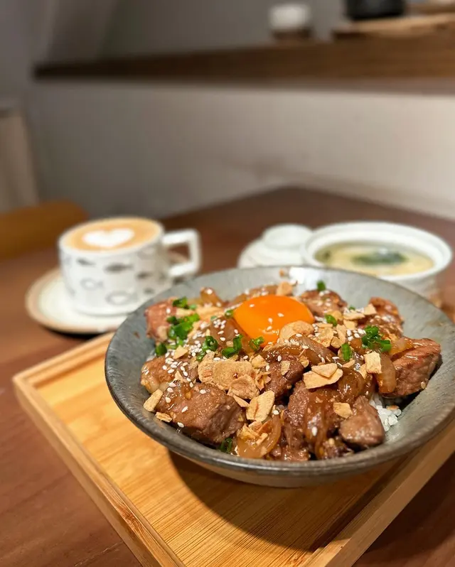 月見牛柳粒丼