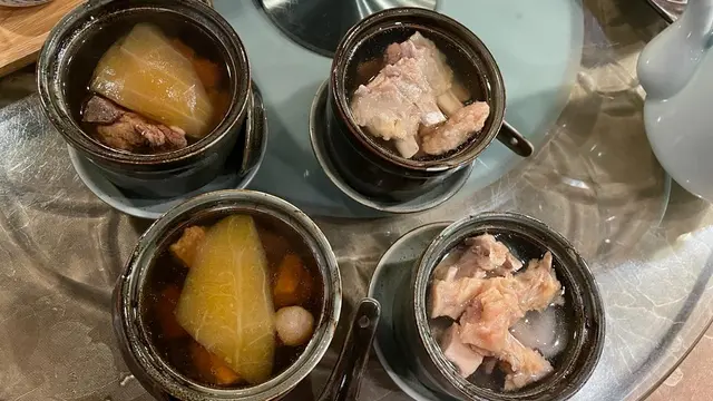 燉哈密瓜螺頭黑毛豚肉湯和姬松茸淮山甘筍黑毛豚肉湯: