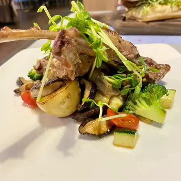 香煎蒙古羊架配焗茨仔及野菌燒汁