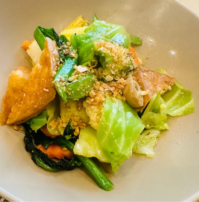 份量夠有鑊氣，熱🔥上枱，除了雜菜還有幾塊非常入味的炸豆腐，我認為絕不輸招牌通菜😜