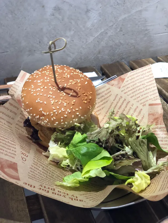 莎莎醬炸雞扒漢堡