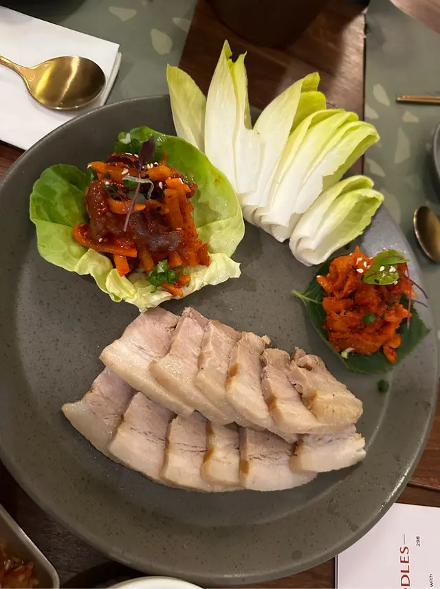 是我想食的韓式豬腩肉  ，正😄唯獨嗰晚個菜有少少甘苦味