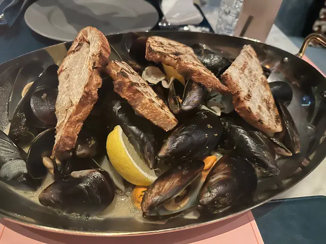 生熟度控制得好好 沒有Overcook 麵包又燒得好香有少少炭香味 吸收埋啲青口汁簡直一流