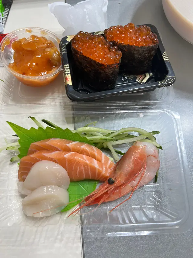 三色刺、山型醬油漬三文魚子軍艦