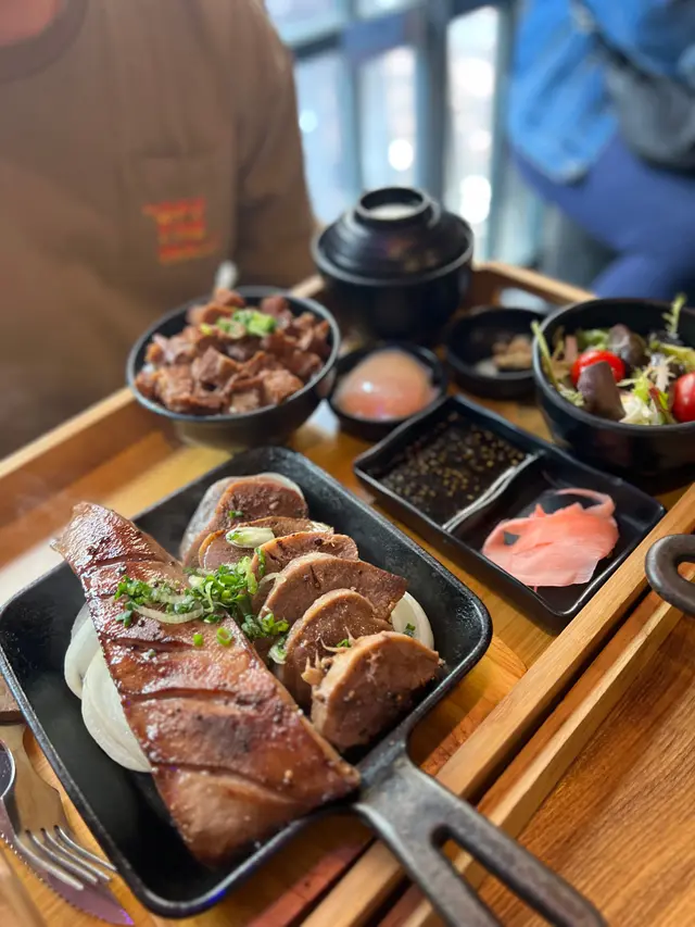 套餐加$18 +升級$10 牛舌筋溫泉蛋飯