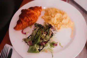 炒鸡蛋羊角面包
