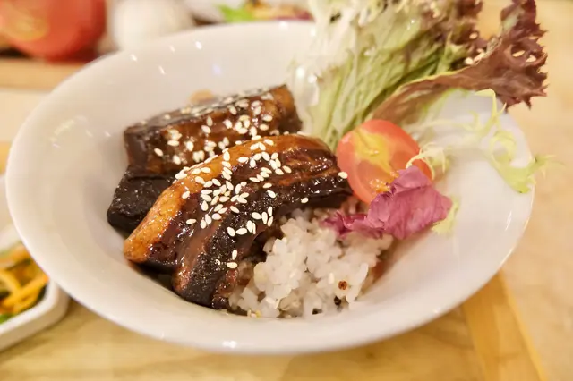 秘製2小時慢煮西班牙橡果豚腩伴洛神花紅酒汁丼