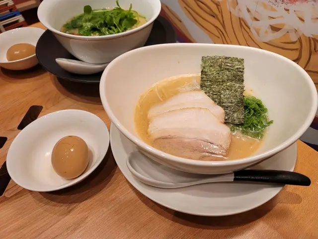 白豚骨拉麵$115、溏心蛋$15
