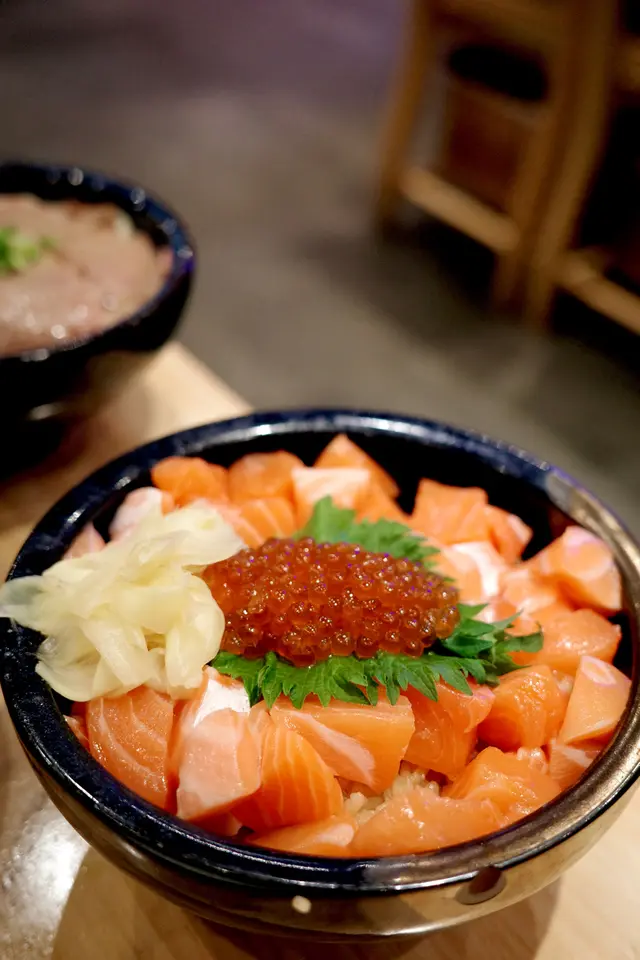 大熱嘅三文魚親子丼,咪睇佢個碗好似好細,原來個碗好深!份量非常足,面頭鋪滿滿嘅三文魚粒、蟹籽、同甜姜,大滿足😍