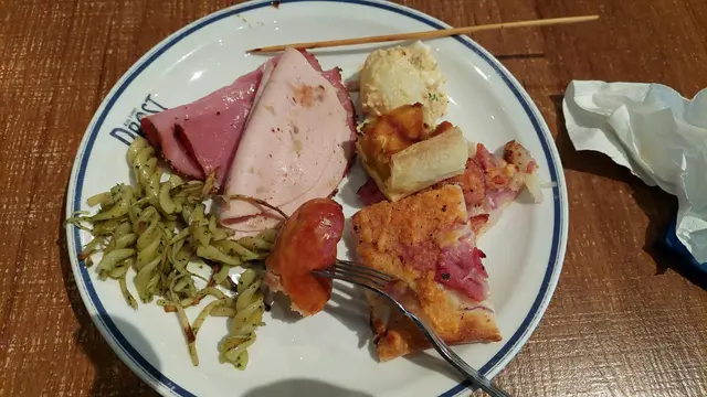 自助區熱食及莎拉