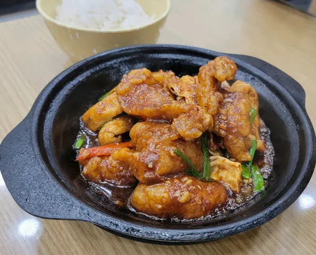 味道夠曬鑊氣，用煲仔上，keep到温度熱辣辣，魚有六七件，肉厚身淋滑另外枝竹豆腐份量亦不小