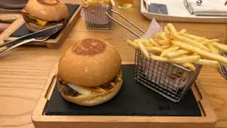  牛肉漢堡配煙肉