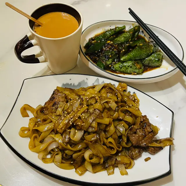 干炒牛河 + 豉蒜虎皮尖椒