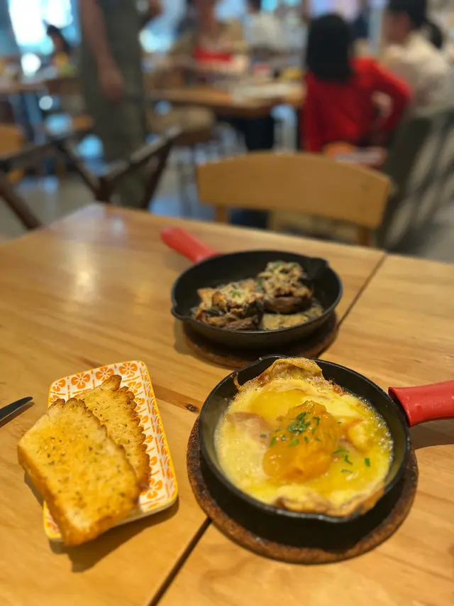 芝士中間有啲甜甜嘅果醬 撈匀再淋上蒜蓉包