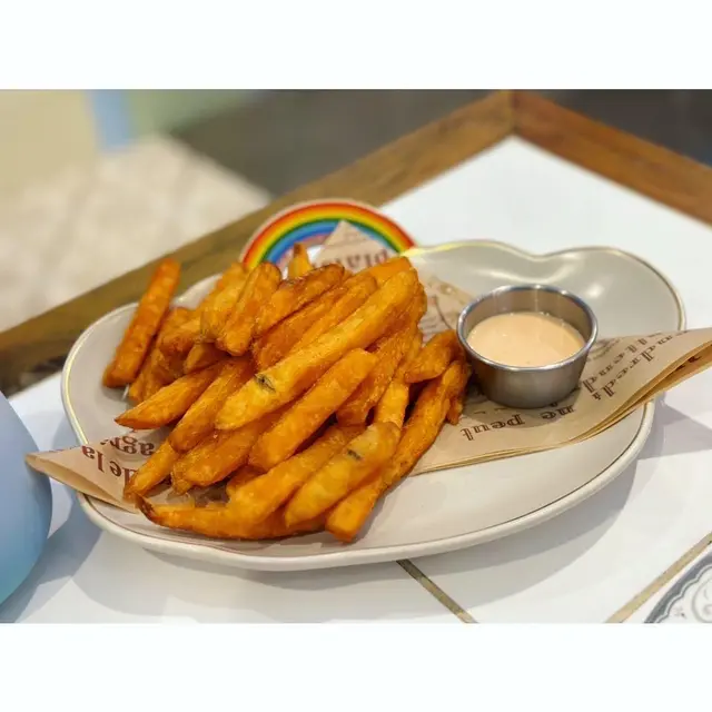 蕃薯條配是拉差沙律醬