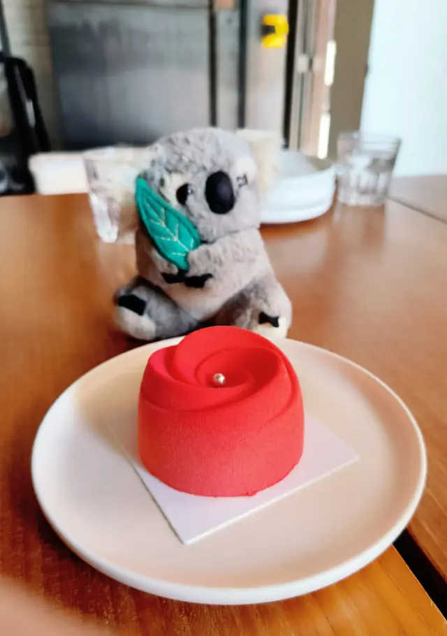 😍小王子最珍愛嘅玫瑰🌹.紅色玫瑰花🌹外型.我一見佢已經鍾情.💘可況女生們.呢朵花好似有啲花🌹香撲鼻嘅感覺!👍💖💖💖