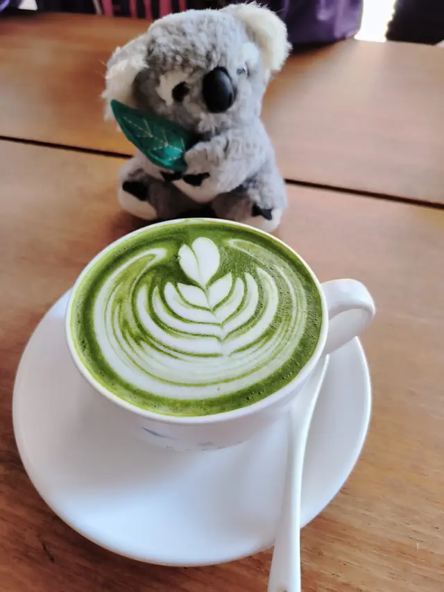 外觀賣相都唔錯.佢嘅拉花我覺得係一對手合埋打開.中間呈現一個心型嘅圖.當然唔係咁.但我覺係.最緊要每個人都要有一個愛心.講番杯飲品.佢嘅綠茶味好香.咖啡味都算正常.入口都係軟綿順滑.喜歡綠茶味嘅朋友仔.可不妨一試!👍😋😋😋