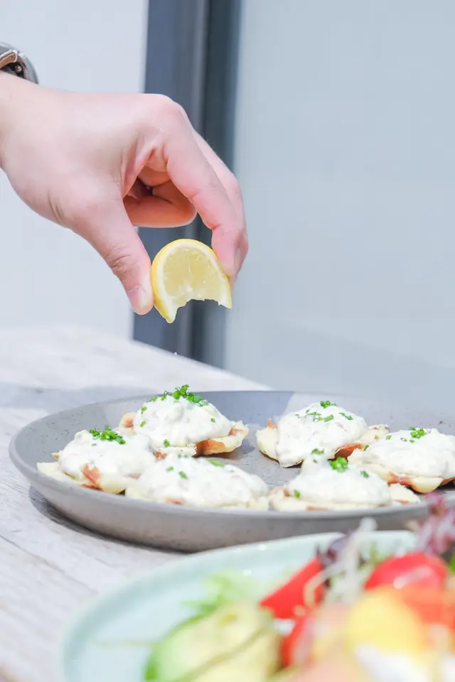 蟹肉牛油果窩夫多士