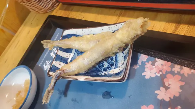 多春魚炸得好香脆，外皮鬆脆唔油膩