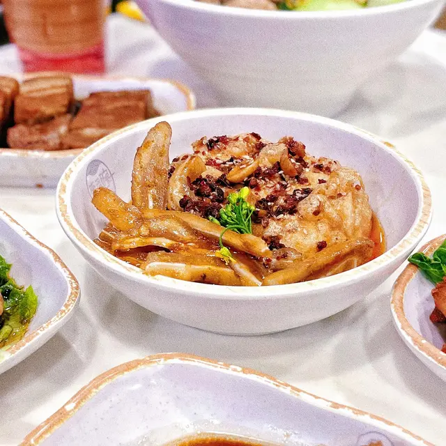 豬耳仔膠質滿滿,軟腍又帶爽脆,🐷豆腐有豆香又滑嫩,依碟小食嘅麻辣汁有啲似口水雞醬汁嘅味道,越食越上癮!
