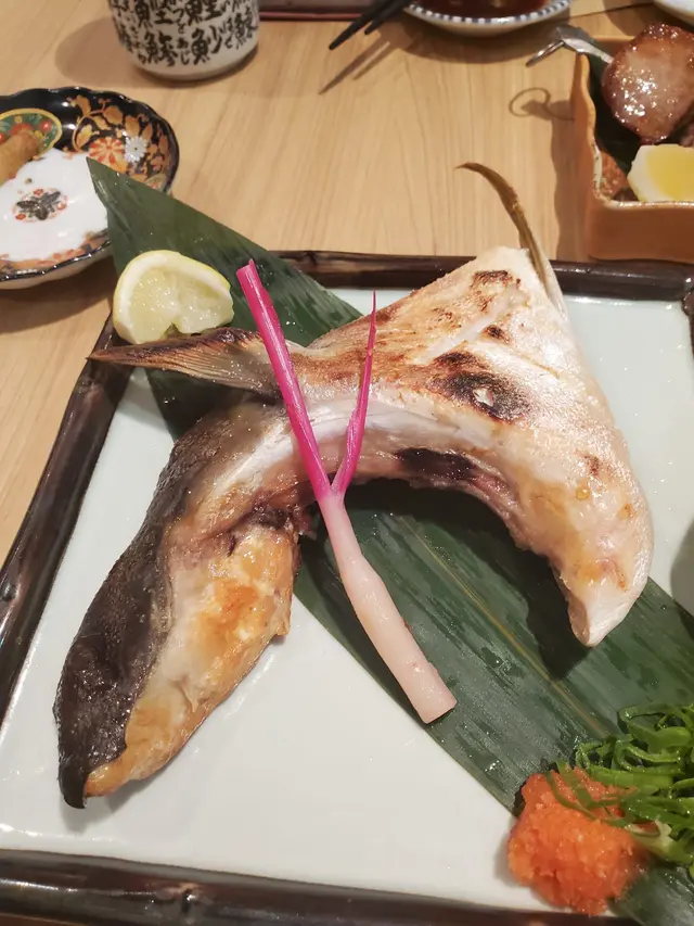 油甘魚魚鮫: 大大件，魚油豐富，有很多魚肉，配合新鮮檸檬汁，相當清新