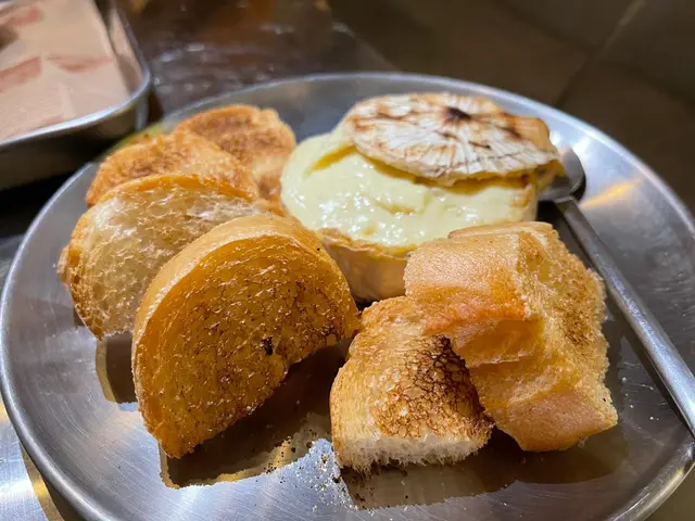 Camembert芝士配多士