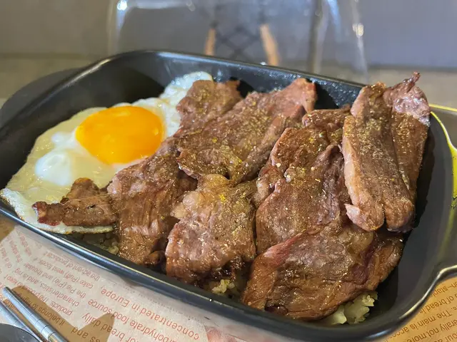 特盛燒和牛煎蛋配煙肉椰菜花飯