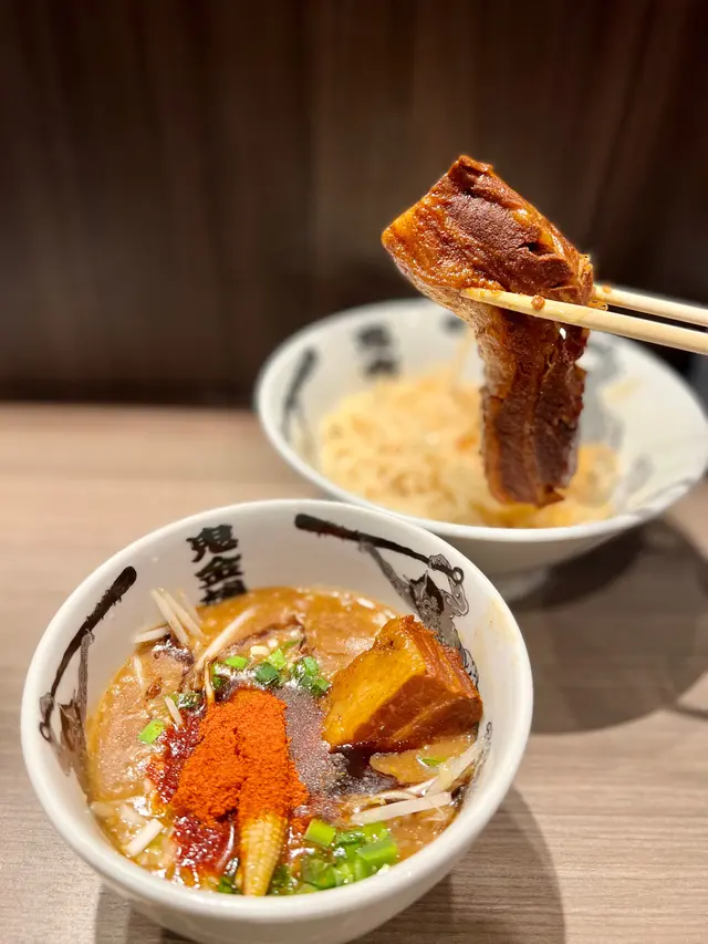 沾麵口感同味道麵唔錯,但鐘意食辣嘅朋友都係建議揀返拉麵🍜先會令啲麵多啲辣度,同多啲辣湯飲。增量叉燒又肥又厚,真係好好食!