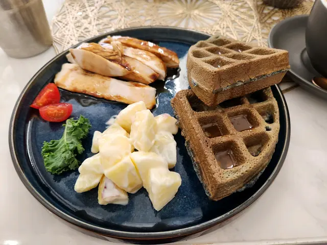 竹炭窩夫配煙鴨胸肉、蘋果薯仔沙律