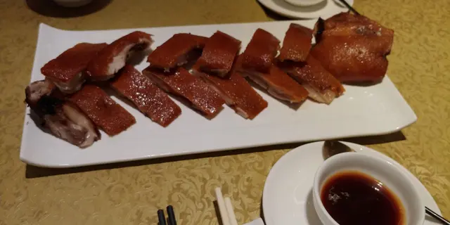 主打名菜，外皮脆而鬆化，肉軟有果香