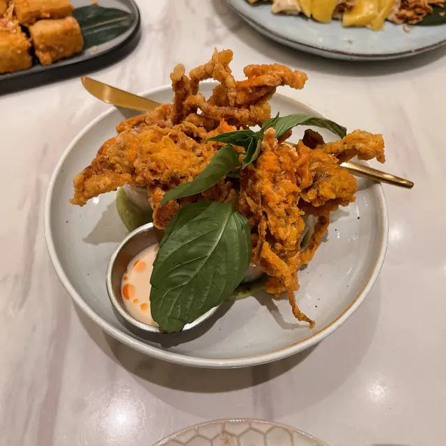 脆炸軟殼蟹米紙卷配牛油果醬