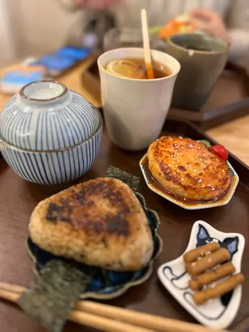 燒飯團、豆腐漢堡扒、熱檸檬茶套餐