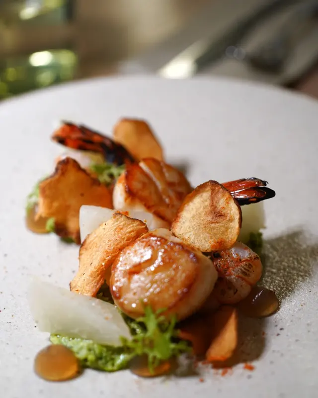 北海道帶子、虎蝦、碗豆、朝鮮薊脆片、麥牙醋