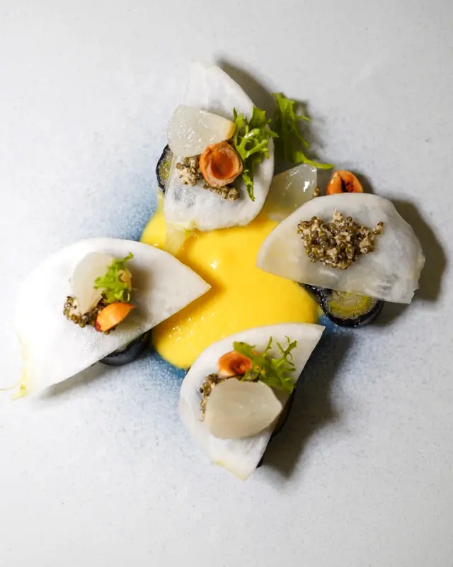 韭葱紫菜卷，甜玉米醬，素魚子醬，山葵