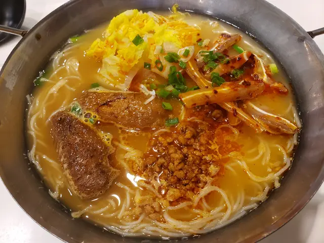 自選米粉—麻辣湯；三餸—鹵水雞翼、麻辣豬耳、娃娃菜（$47）