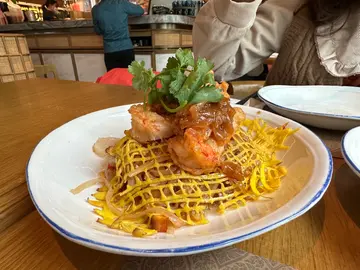 蛋包海鲜炒金边粉