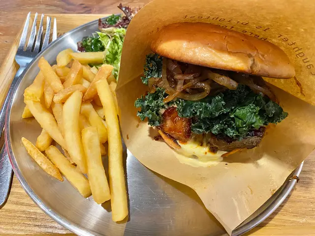 個汁太甜，牛小排做得有啲似紅酒煮牛腩，麵包的牛油味也太重，不要expect 這是authentic 的burger, very fusion type。薯條香脆好味