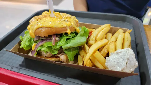 薯條夠熱，加18元配餐的選擇不多，我這個黑松露薯條和消茶又要另加錢