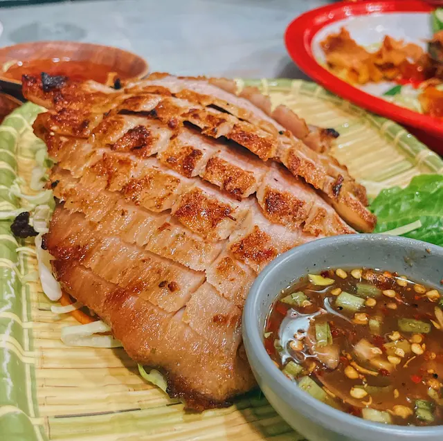 燒至微燶嘅肉邊相當吸引，醃製過嘅豬頸肉咬落相當軟腍