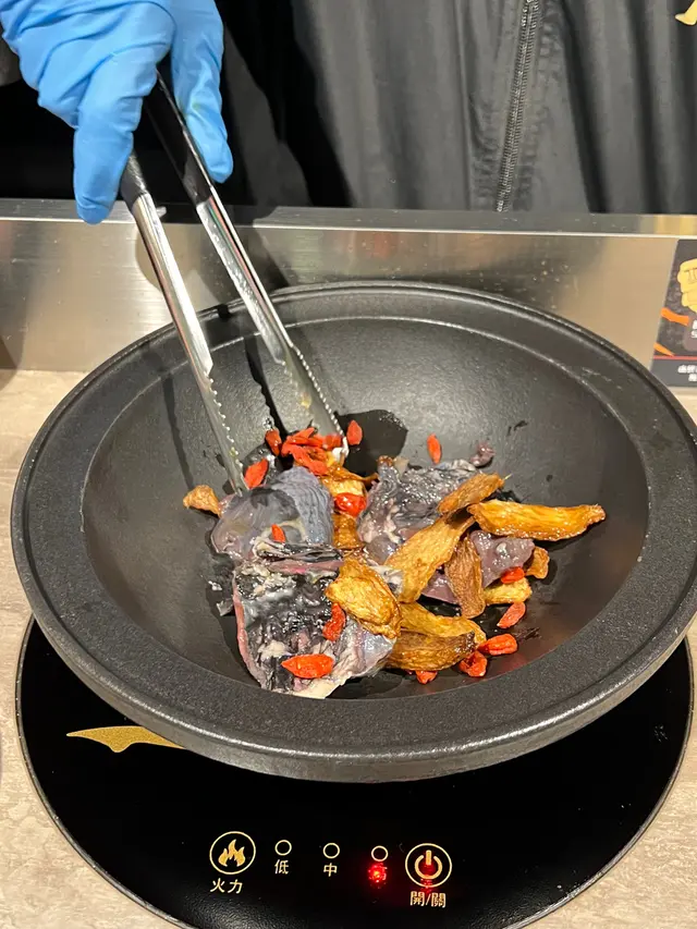 侍應即場起鍋的特色湯底