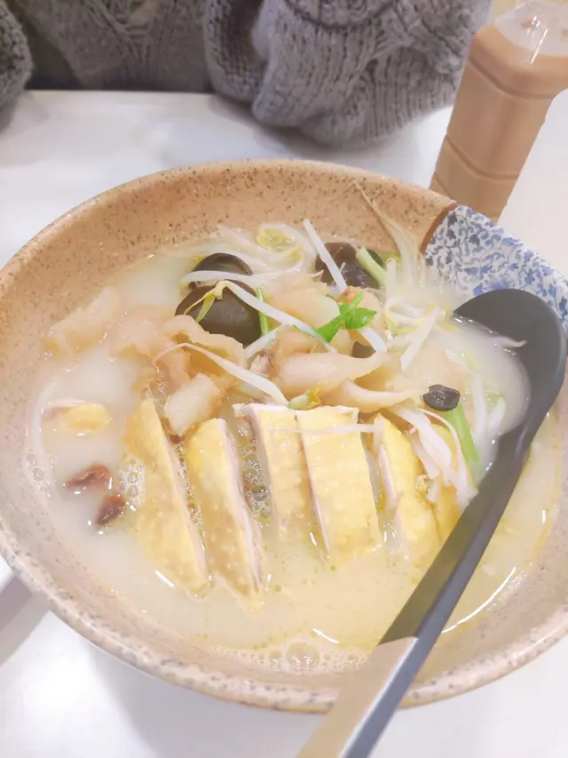 濃湯花膠雞湯配淮山麵 