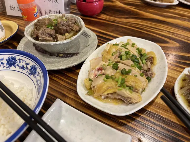 咖喱薯仔牛坑腩份量合乎其分,方便女士進食。牛坑腩肉質軟嫰,肉香濃郁。客家生醃鹹雞肉質嫰滑,鹹香鮮美,下飯一流!