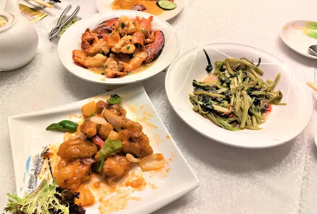 上湯焗波士頓龍蝦+鮮鳳梨咕嚕豚肉+靚叉燒拼油雞+陳皮蒸大連鮮鮑+馬拉盞炒通菜