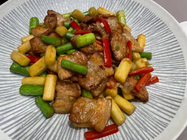 青果苔炒藏香豬腩 